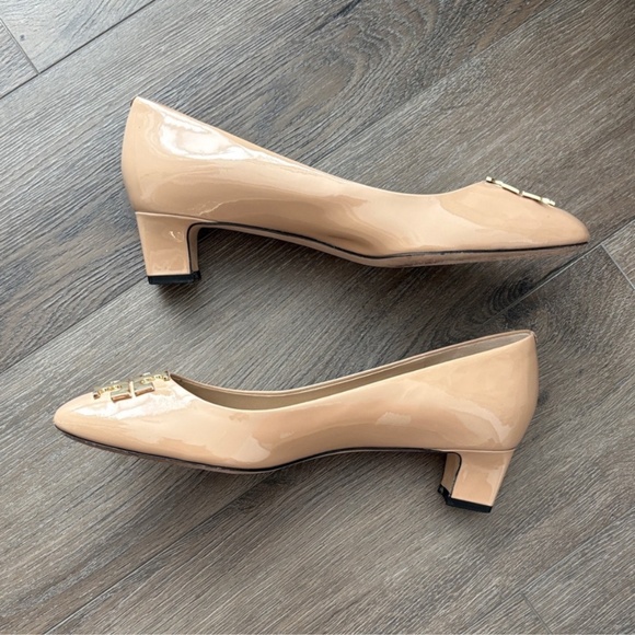 Tory Burch pumps with gold emblem - Picture 2 of 5